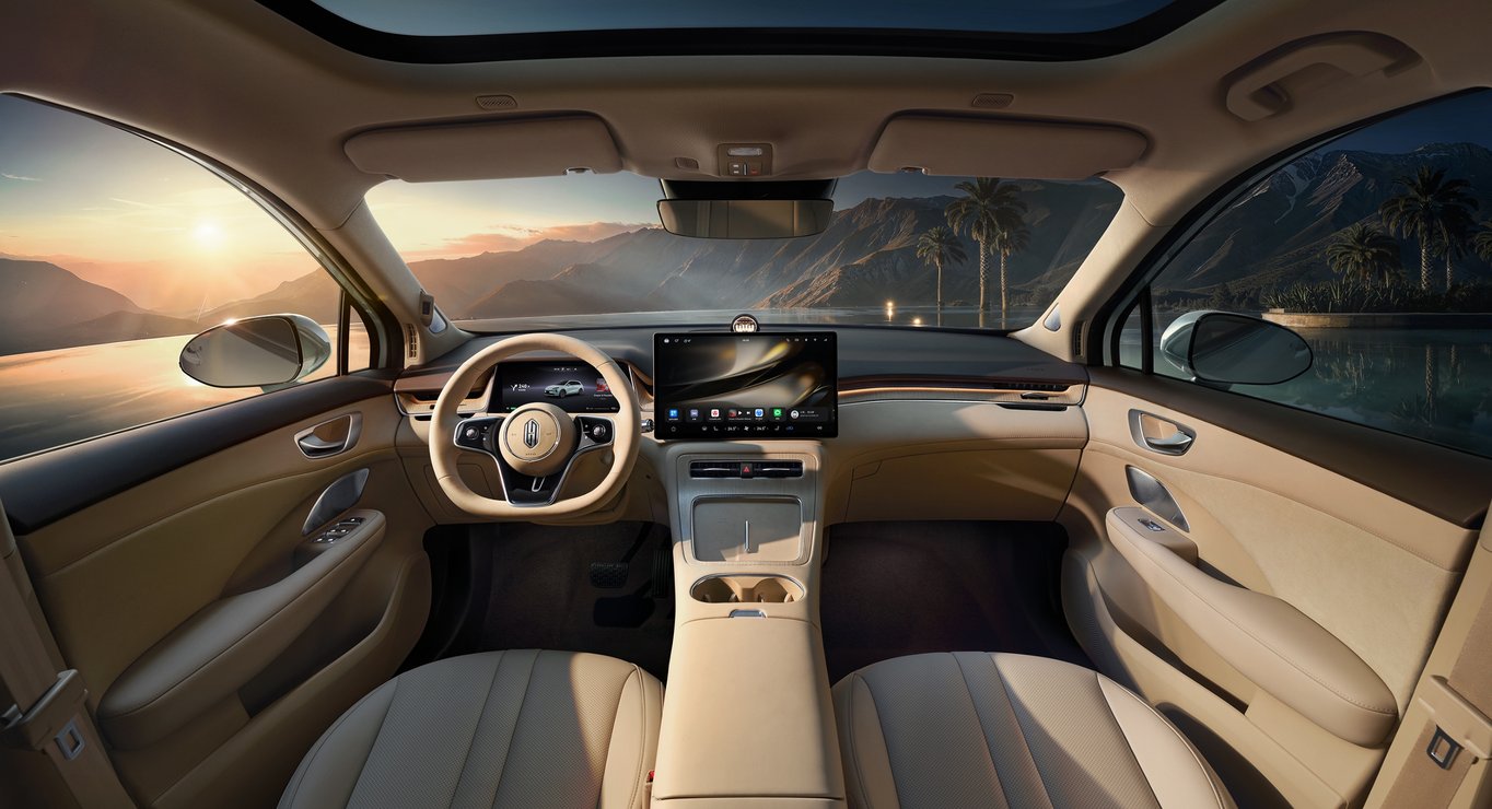 SAIC H5 Shao Hua Apricot Interior Front View, Showcasing the Double-Layer Cockpit Layout, Center Console Screen, and Steering Wheel