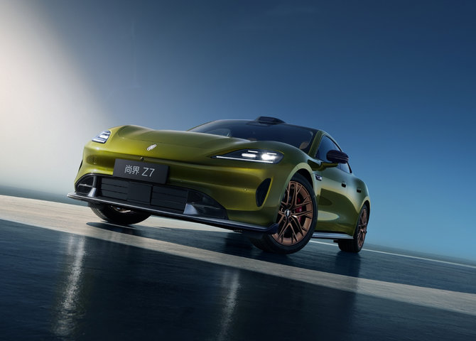SAIC Z7 side view, showcasing the vehicle's overall sport package