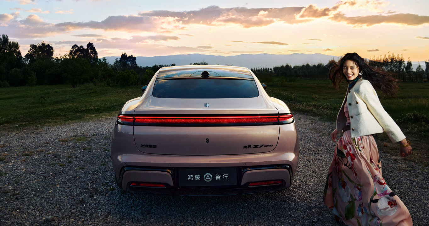 Pedestrian behind the SAIC Z7, demonstrating the rear high-precision solid-state LiDAR enabling timely braking and stop.