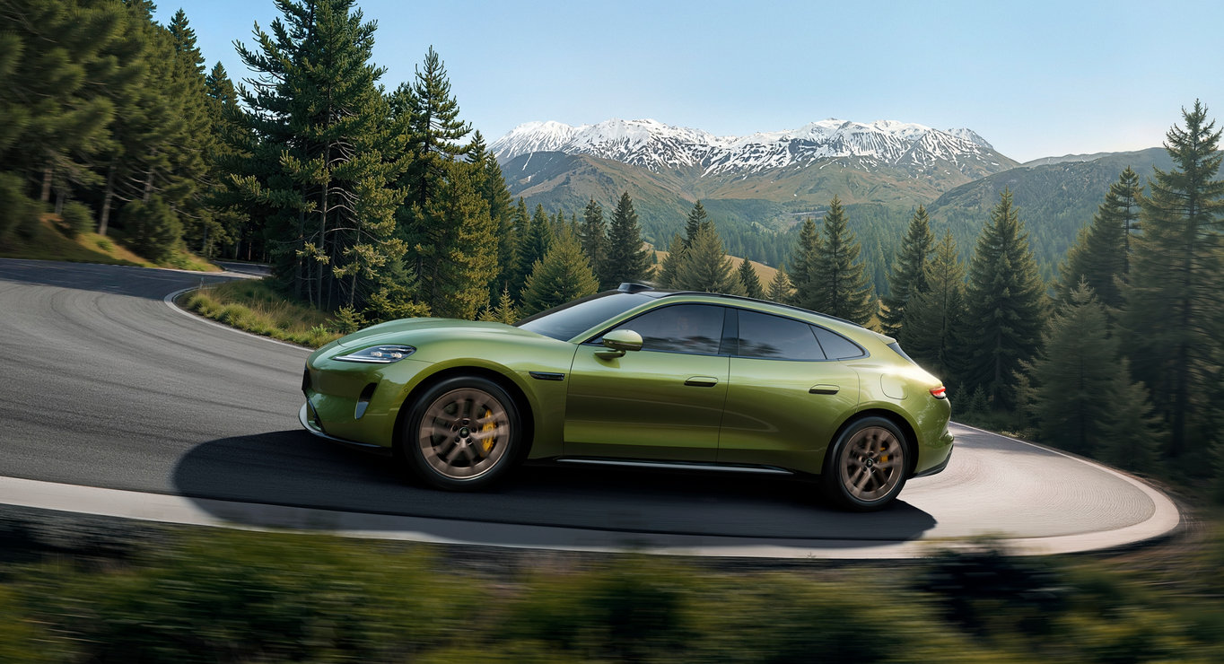 SAIC Z7T navigating consecutive curves on a mountain road.